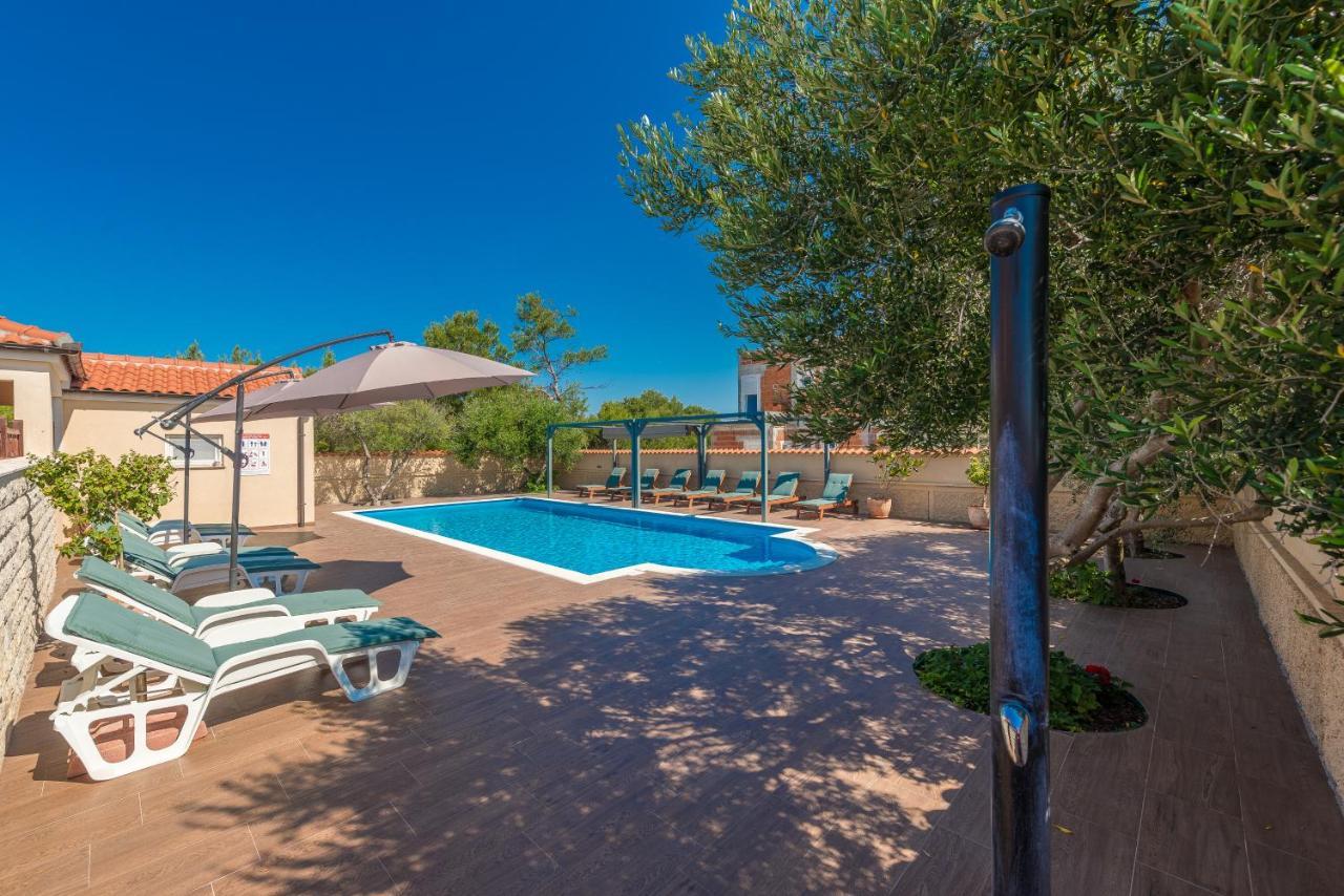 Villa Mare Apartments Вир Экстерьер фото